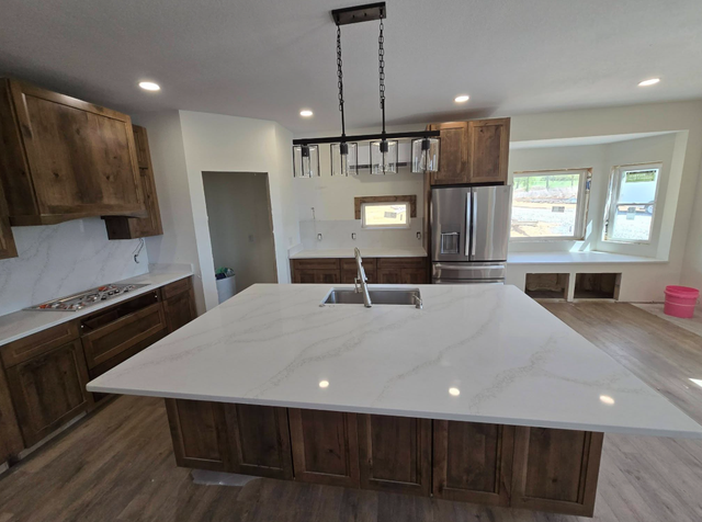 Quartz ountertop with grey veins - Photo 2