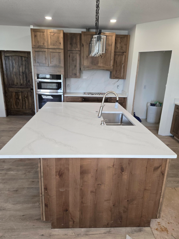 Quartz ountertop with grey veins - Photo 4