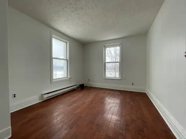 AFFORDABLE 1 Bdrm Apartment – WALK TO DOWNTOWN & TRENT BUS!