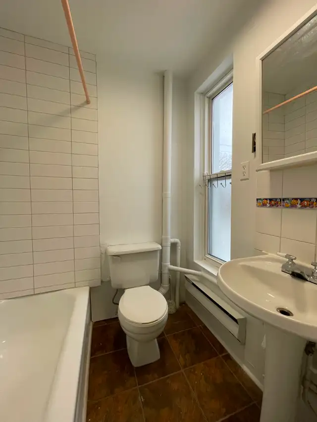AFFORDABLE 1 Bdrm Apartment – WALK TO DOWNTOWN & TRENT BUS! - Photo 4