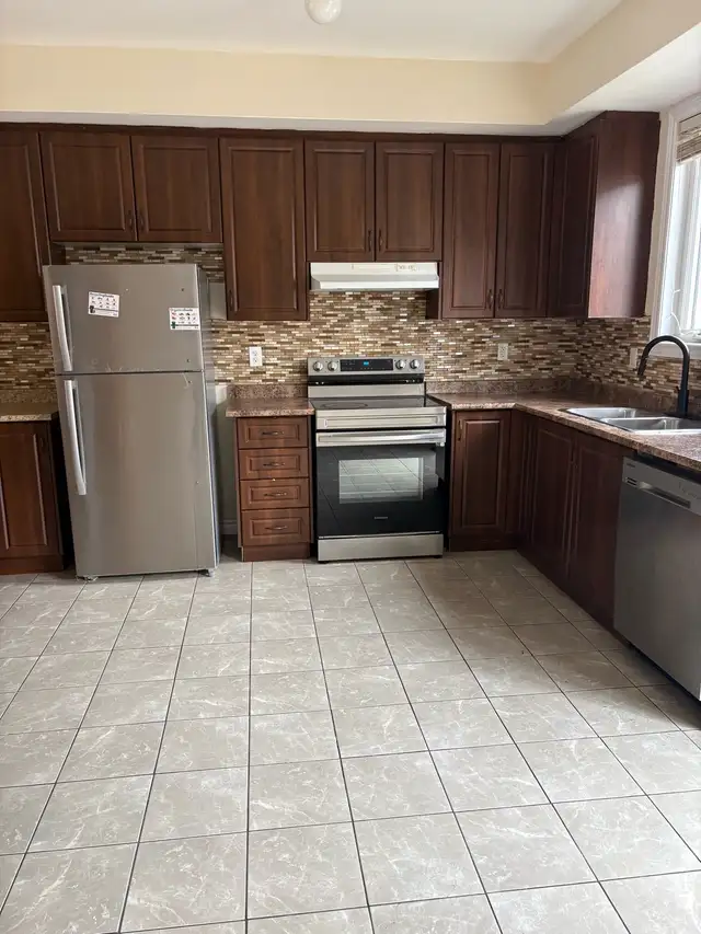 4 Bedrooms Townhouse For Rent Available May 2026 - Photo 3