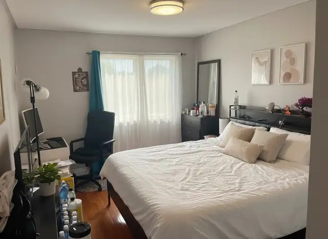 PRIVATE MASTER ROOM -2ND FLOOR HOME-( St. Clair & Midland)- 105