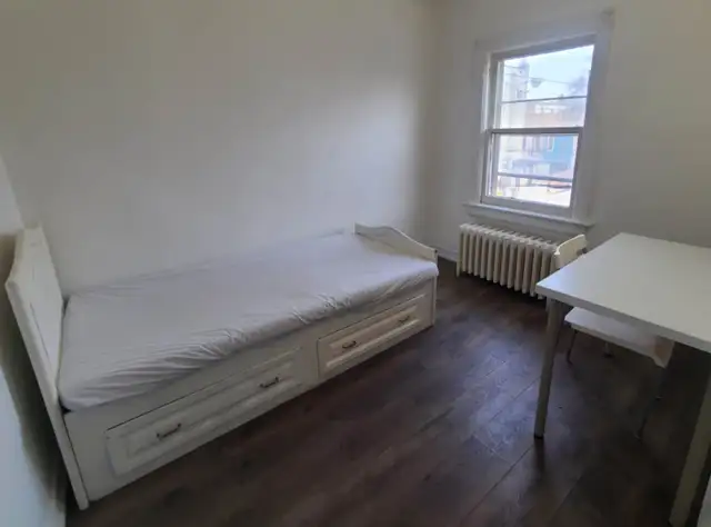 Christie, @Bloor TTC, Room on 2nd Floor to Rent-2Mins TTC Subway - Photo 3