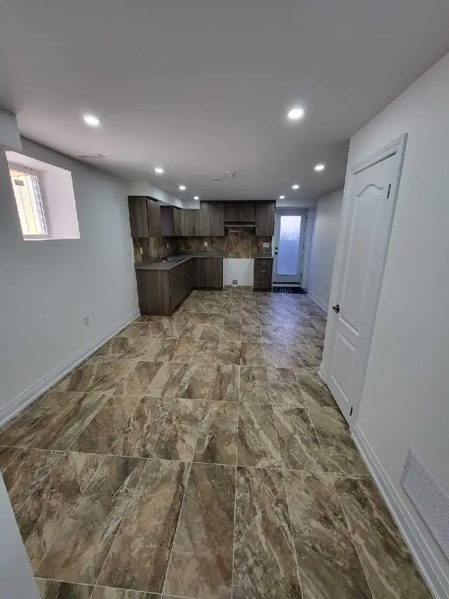 2 bedroom legal basement - Photo 2