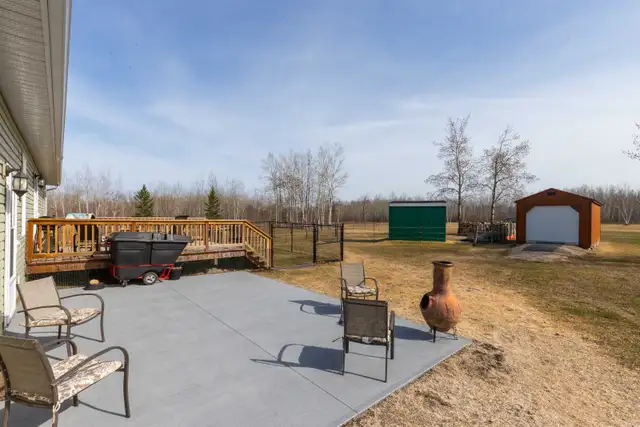 Modern & well-maintained 3bdrm bungalow situated on 2  acres! - Photo 8