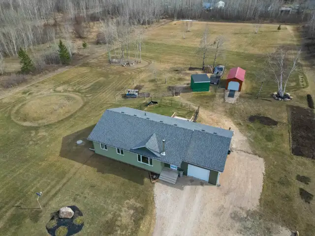 Modern & well-maintained 3bdrm bungalow situated on 2  acres! - Photo 10