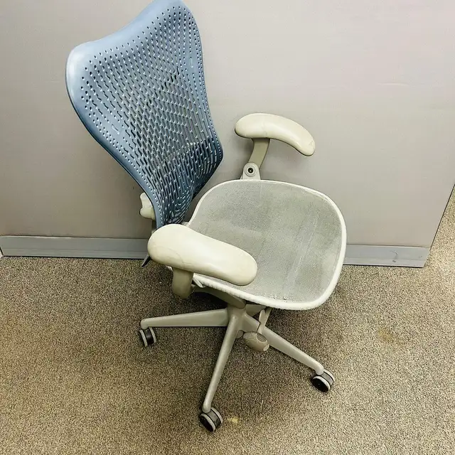 Herman Miller Mirra Chair(17)-Small tear on the seat! - Photo 4