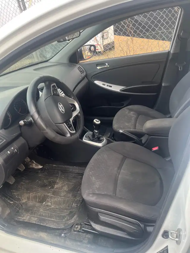 2012 Hyundai accent - Photo 5
