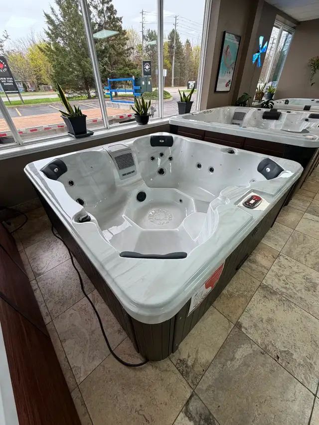 Floor Model Cornwall 6 Person 18 Jet Hot Tub