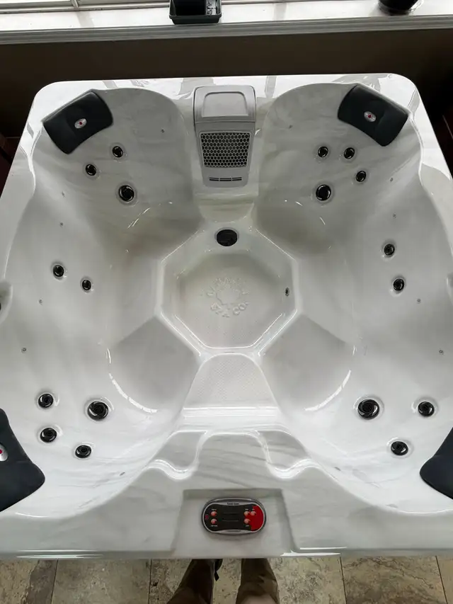 Floor Model Cornwall 6 Person 18 Jet Hot Tub - Photo 2