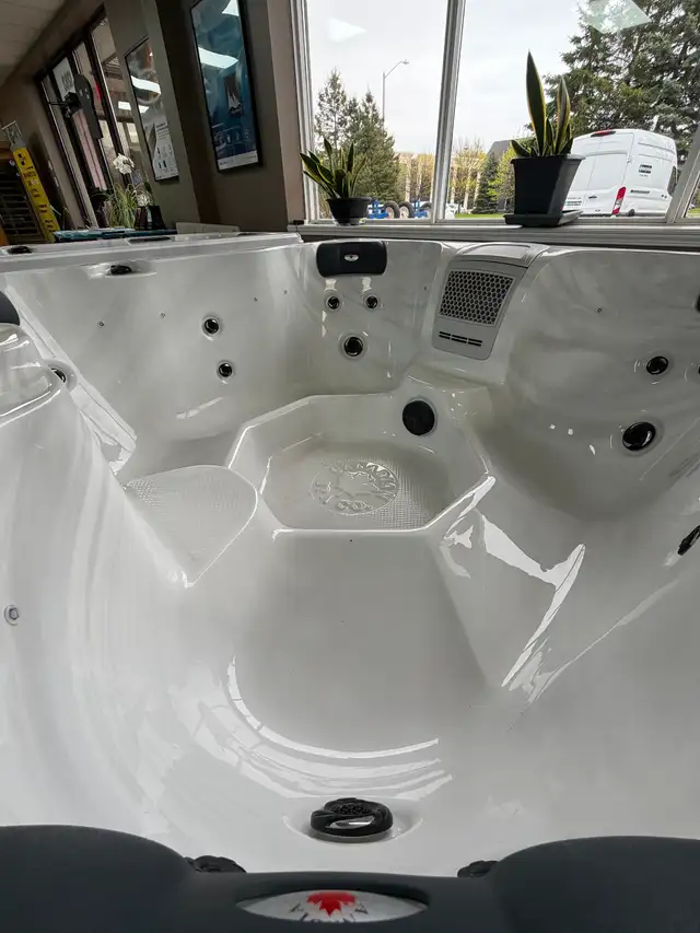 Floor Model Cornwall 6 Person 18 Jet Hot Tub - Photo 3