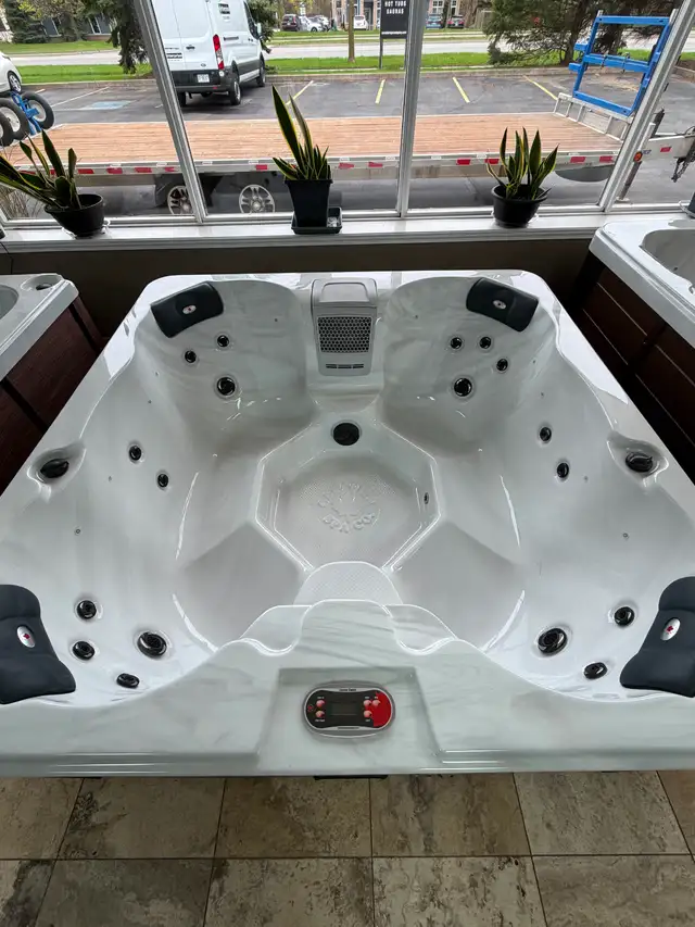 Floor Model Cornwall 6 Person 18 Jet Hot Tub - Photo 4