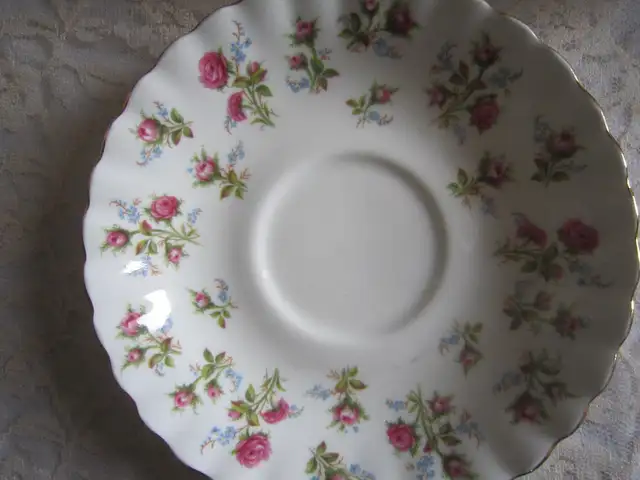 Royal Albert WINSOME fine bone china set for 12 - Photo 2