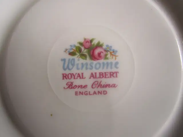 Royal Albert WINSOME fine bone china set for 12 - Photo 3