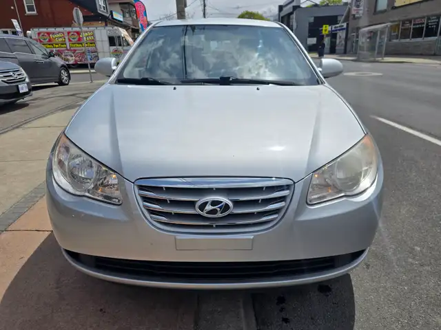 2010 Hyundai Elantra - Photo 2