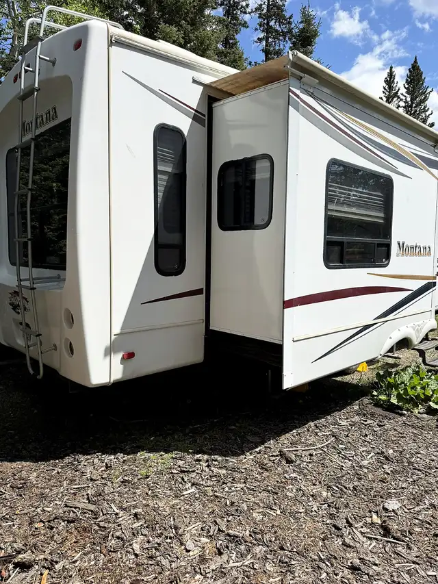 2013 Keystone Montana 3100RL Fifth Wheel - Photo 3