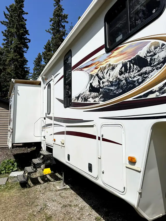 2013 Keystone Montana 3100RL Fifth Wheel - Photo 5