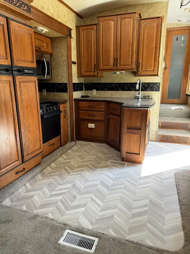 2013 Keystone Montana 3100RL Fifth Wheel - Photo 6