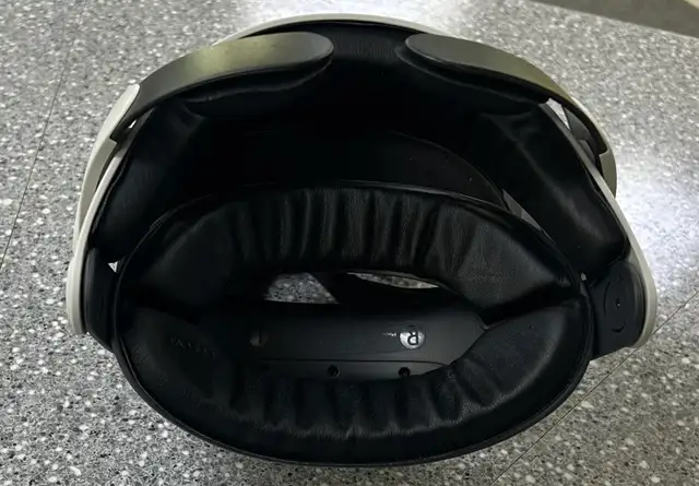 Oculus Quest 2 VR Headset - Photo 3