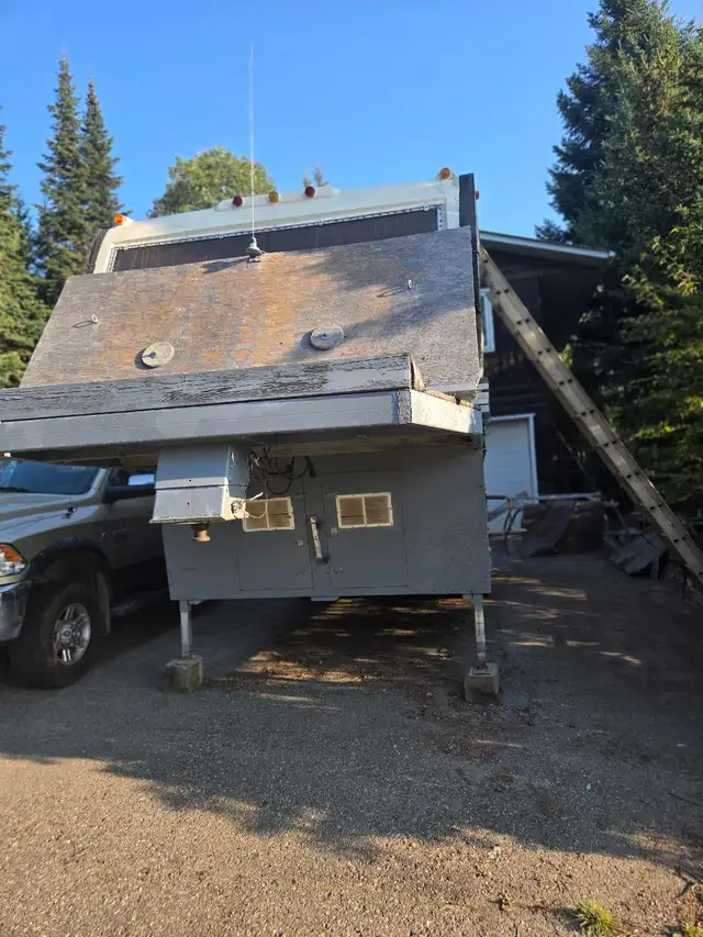 2003 29' wheel flatdeck with 9.5' Okanagan camper