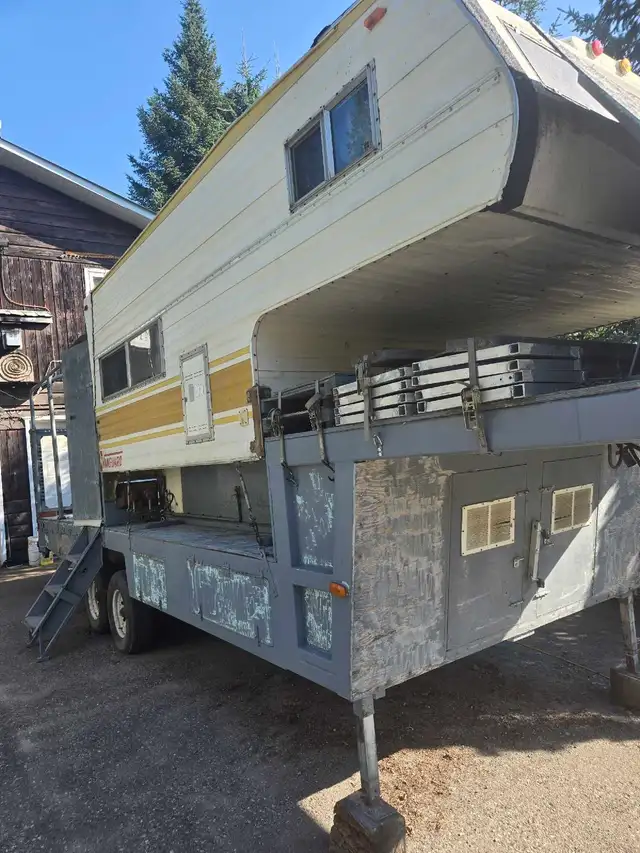 2003 29' wheel flatdeck with 9.5' Okanagan camper - Photo 4