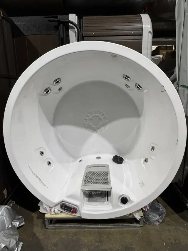 Floor Model Okanagan Hot Tub, 4 Person 10 Jet Portable Hot Tub