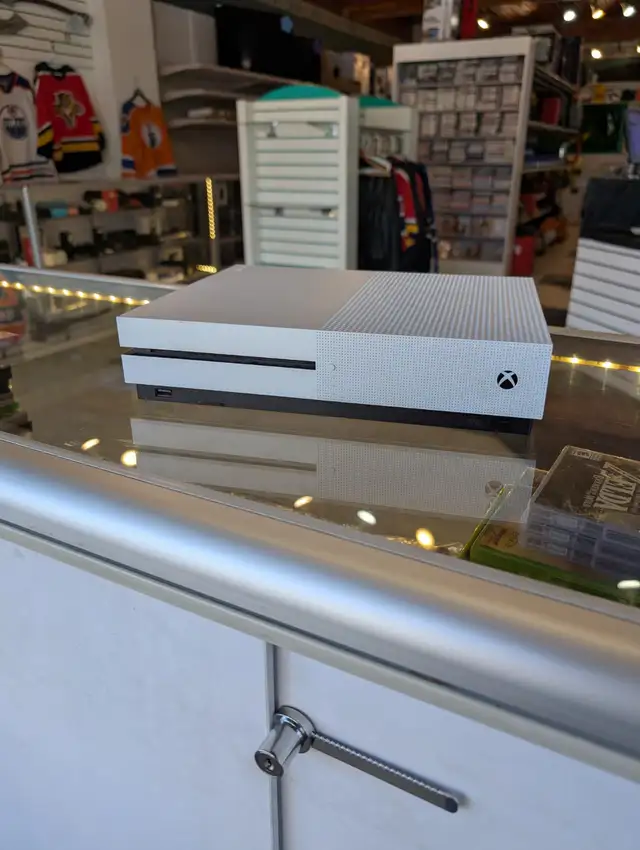 Xbox One S 1TB NO CONTROLLER