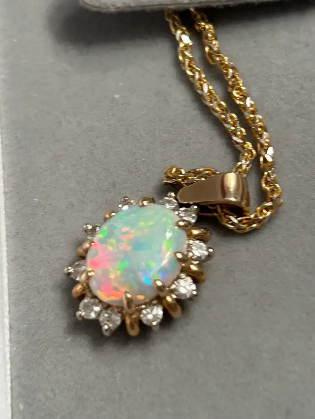 Woman’s gold necklace with large Opal & 10 Diamonds - Photo 2
