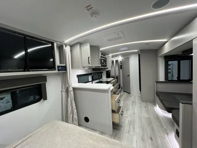 2025Outback 212RB OPEN CONCEPT COUPLES TRAILER CLEARANCE - Photo 4