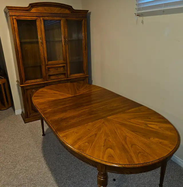 China Cabinet and Table/Chairs $400. Delivery Available
