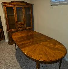 China Cabinet and Table/Chairs $400. Delivery Available