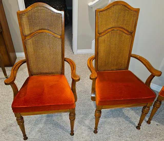 China Cabinet and Table/Chairs $400. Delivery Available - Photo 4