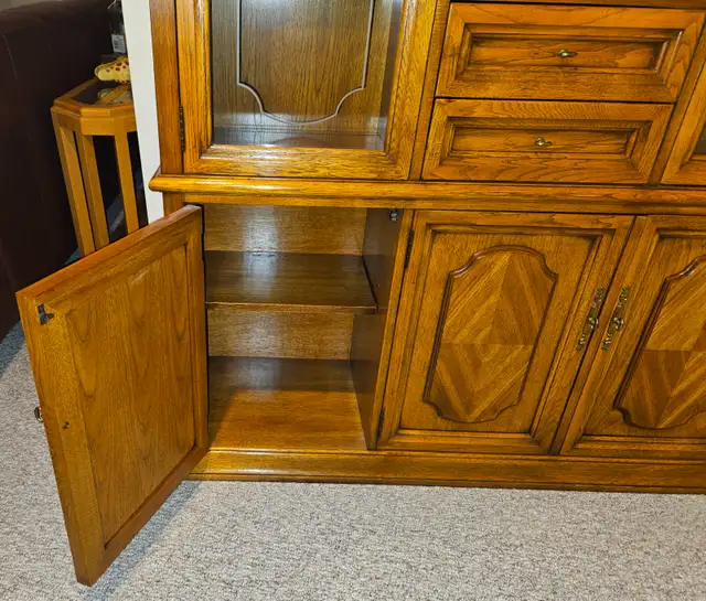 China Cabinet and Table/Chairs $400. Delivery Available - Photo 6