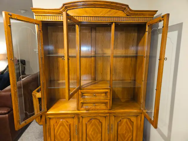 China Cabinet and Table/Chairs $400. Delivery Available - Photo 7