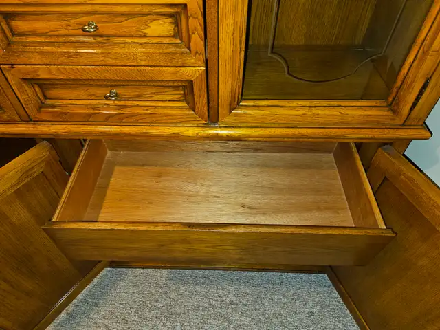 China Cabinet and Table/Chairs $400. Delivery Available - Photo 8