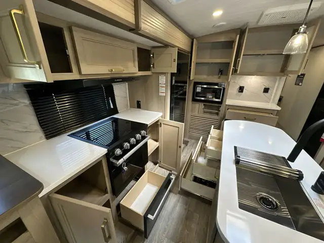 2025 Outback 328RL COUPLES UNIT, LUXURY, SPACIOUS - Photo 31