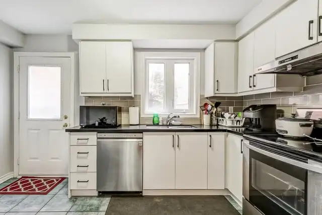 Small Private Room Available on 2nd Floor of Townhouse for Rent - Photo 7