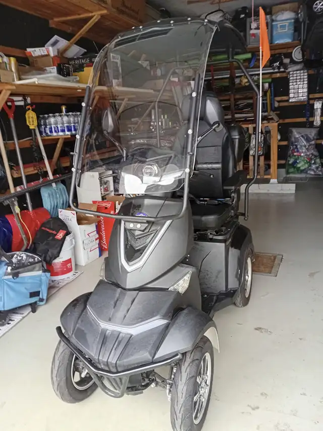 Quadriporteur  à  vendre.    Acheté  fin - août  2023