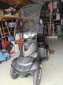 Quadriporteur  à  vendre.    Acheté  fin - août  2023