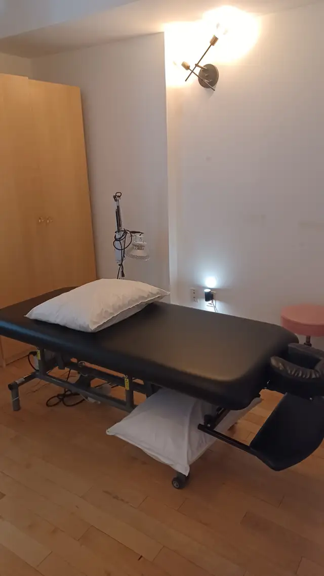 RMT/Osteo/Naturopath Treatment Room Rental Bloor St W & Bathurst - Photo 4