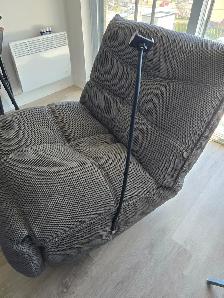 Fauteuil très confortable en tissu berçant pivotant