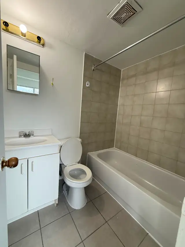 2 1/2 Apt STUDIO Visite entre 11:00 et 3:00 Lundi au Vendredi - Photo 3