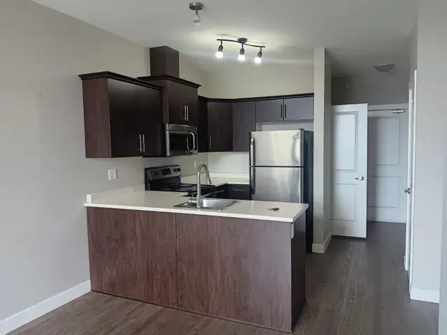 $1395 / One Bedroom / One Bathroom Plus Den - Move-in Ready! - Photo 2