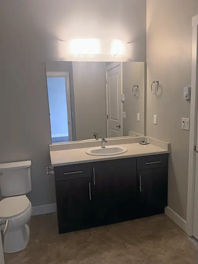 $1395 / One Bedroom / One Bathroom Plus Den - Move-in Ready! - Photo 4