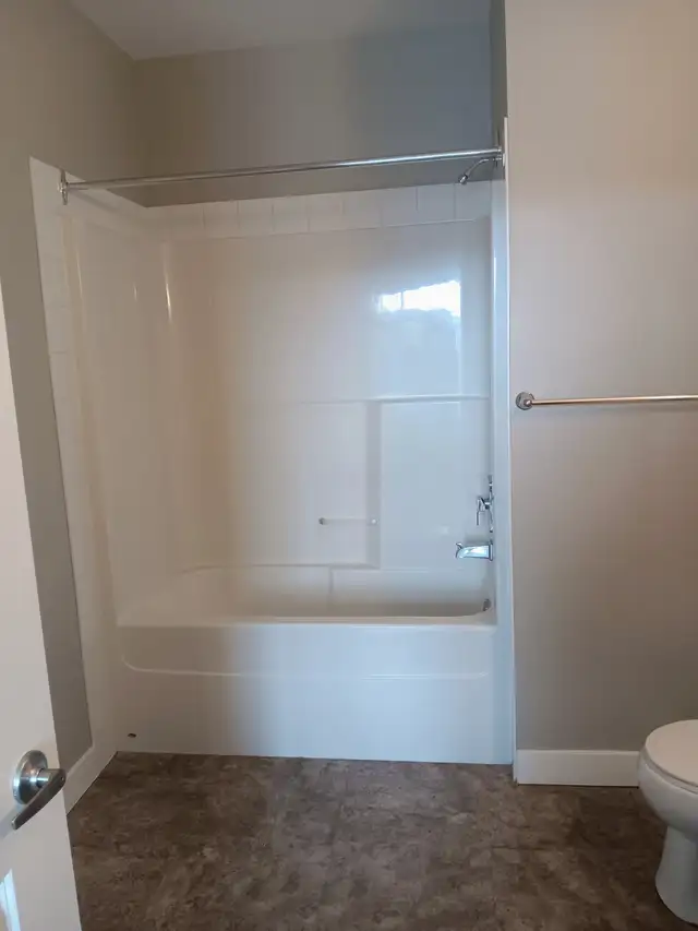$1395 / One Bedroom / One Bathroom Plus Den - Move-in Ready! - Photo 5