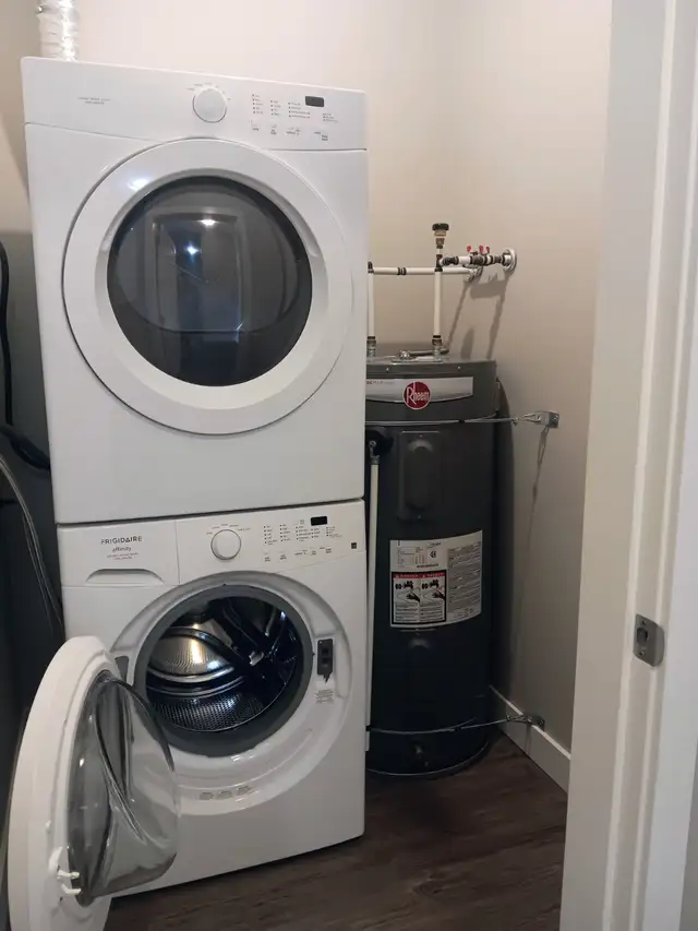 $1395 / One Bedroom / One Bathroom Plus Den - Move-in Ready! - Photo 8