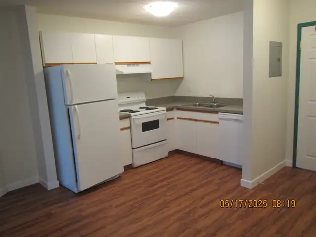 2 Bdrm, 2 Bath , Clean Quiet, Adult Only Apts in West Lethbridge - Photo 2