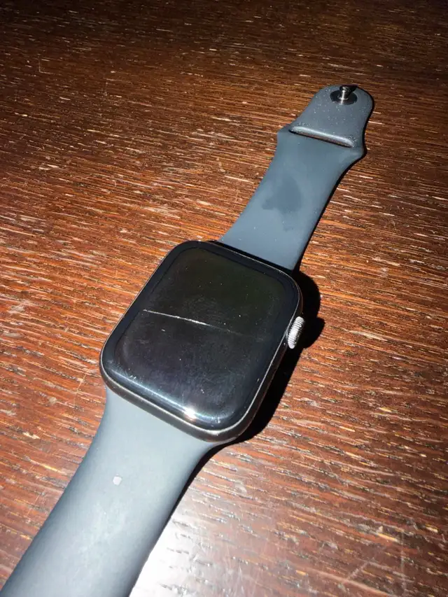 Apple Watch SE 44mm - Photo 4