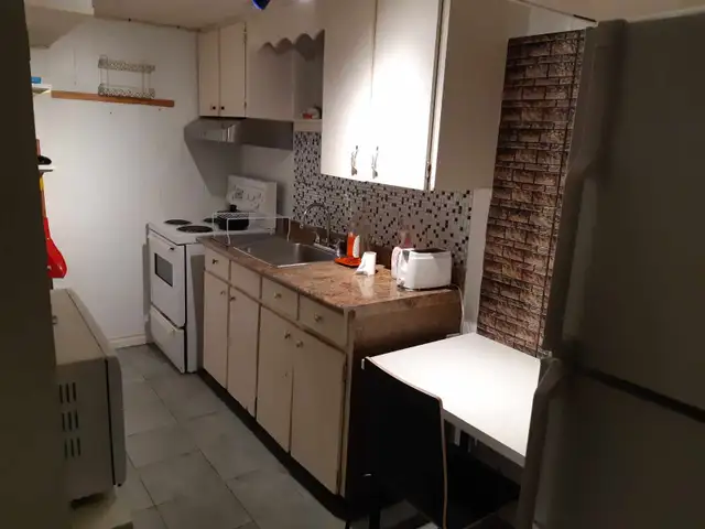 A Furnished room for rent in Scarborough - Photo 3