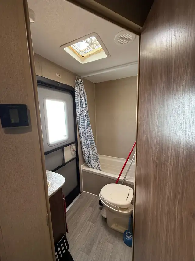 2018 Coleman 263BH 26 foot travel trailer - Photo 6
